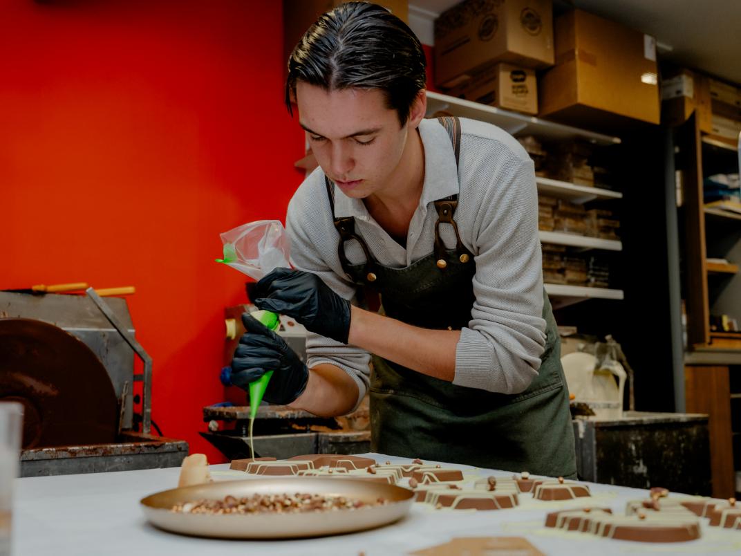Zoon Floris decoreert chocoladeletters bij Oerrrr Chocolade