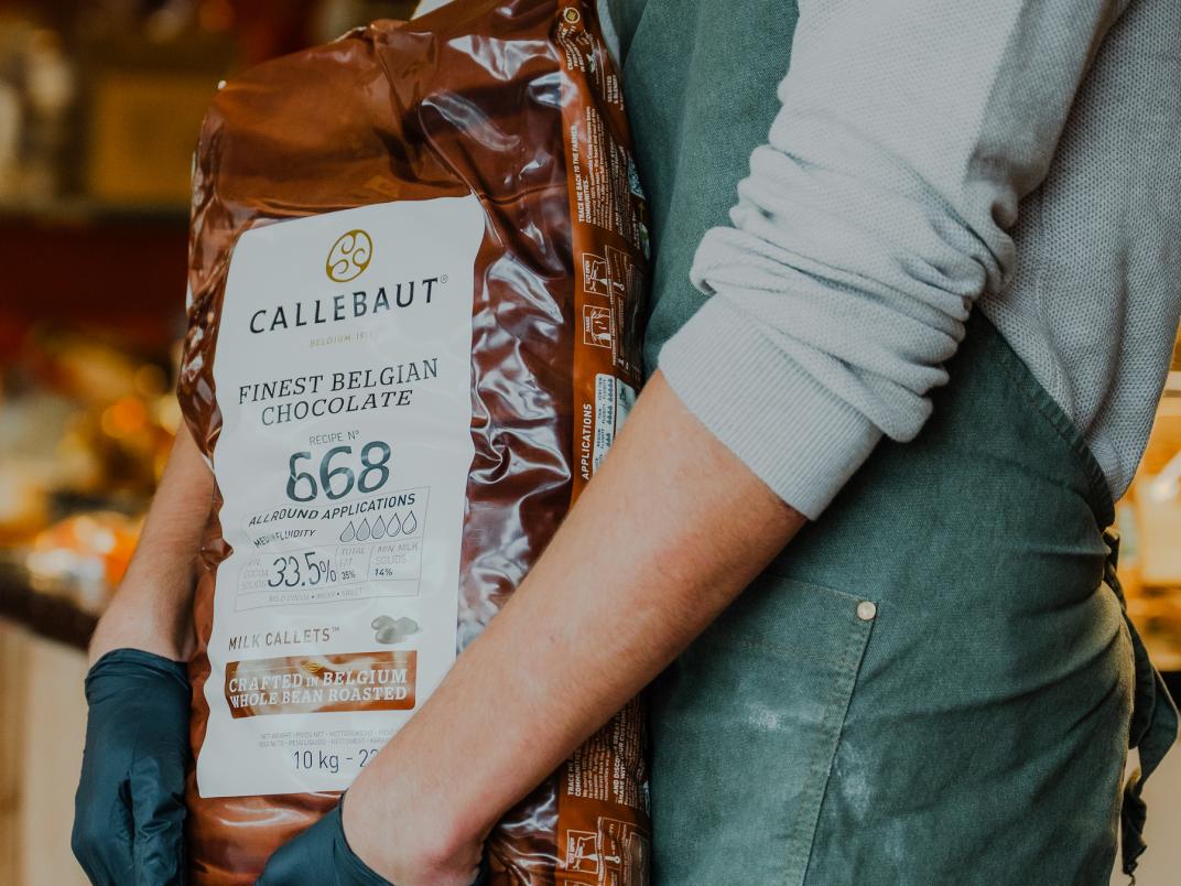 Zak cacao die wordt gedragen door medewerker Oerrrr Chocolade