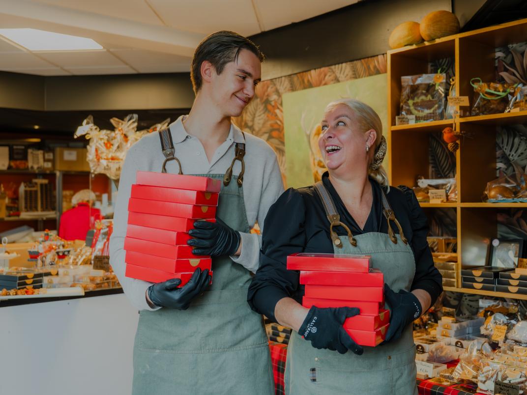 Annemieke en zoon Floris in de winkel van Oerrrr Chocolade