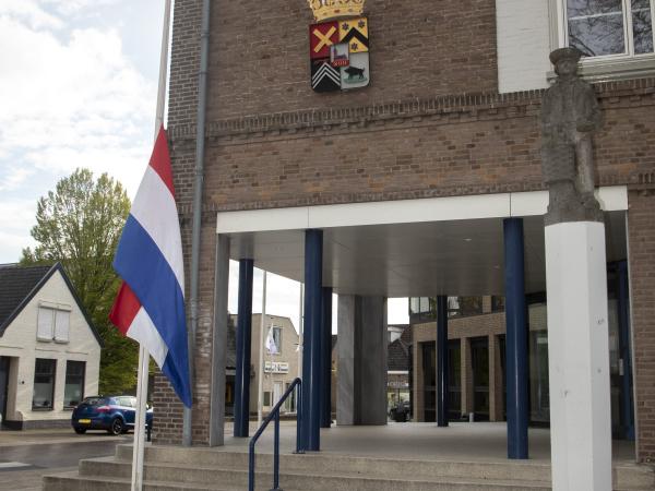 Vlag halfstok bij het gemeentehuis