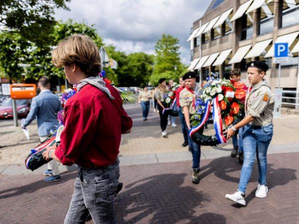 Scouts dragen kransen
