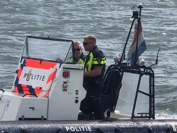 Burgemeester op boot waterpolitie