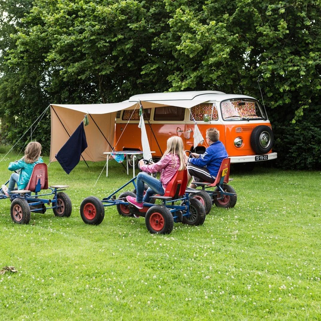 kinderen op de camping