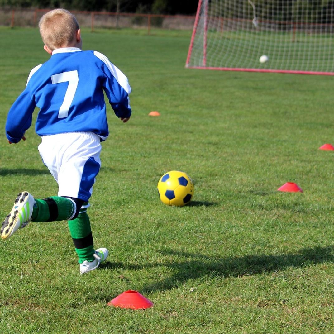 Jongen aan het voetballen