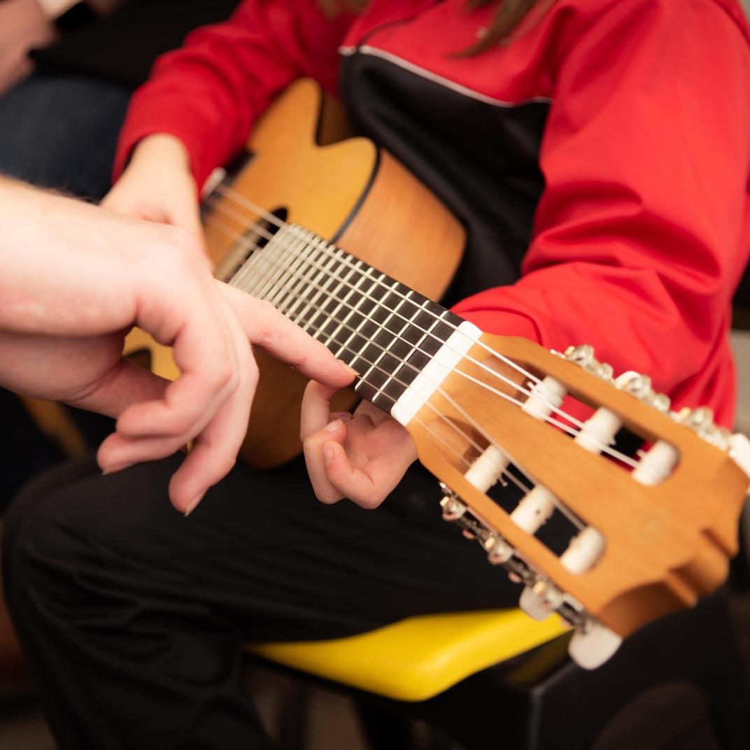 Jongen speelt gitaar