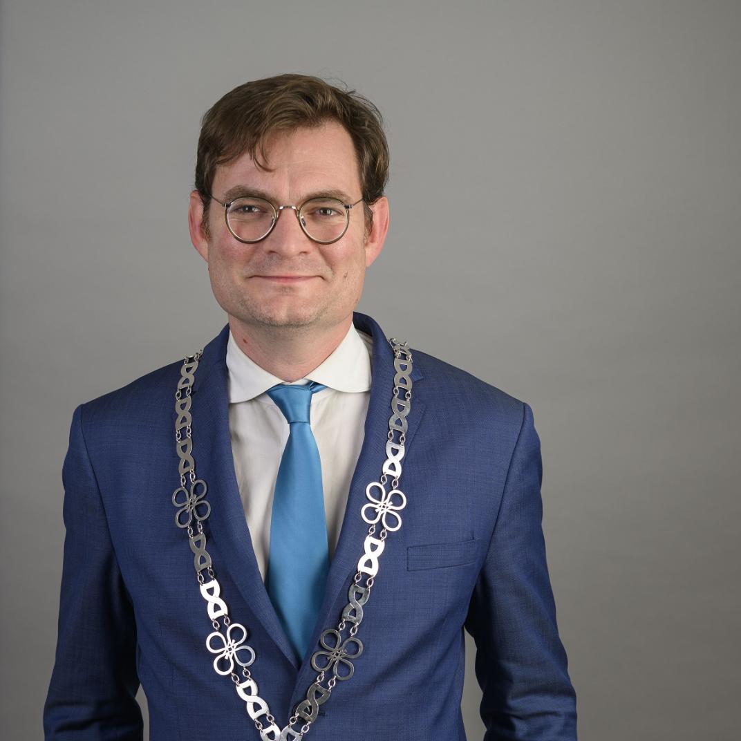 Burgemeester Constantijn op de Haar van Gemeente Kapelle met ambtsketen om
