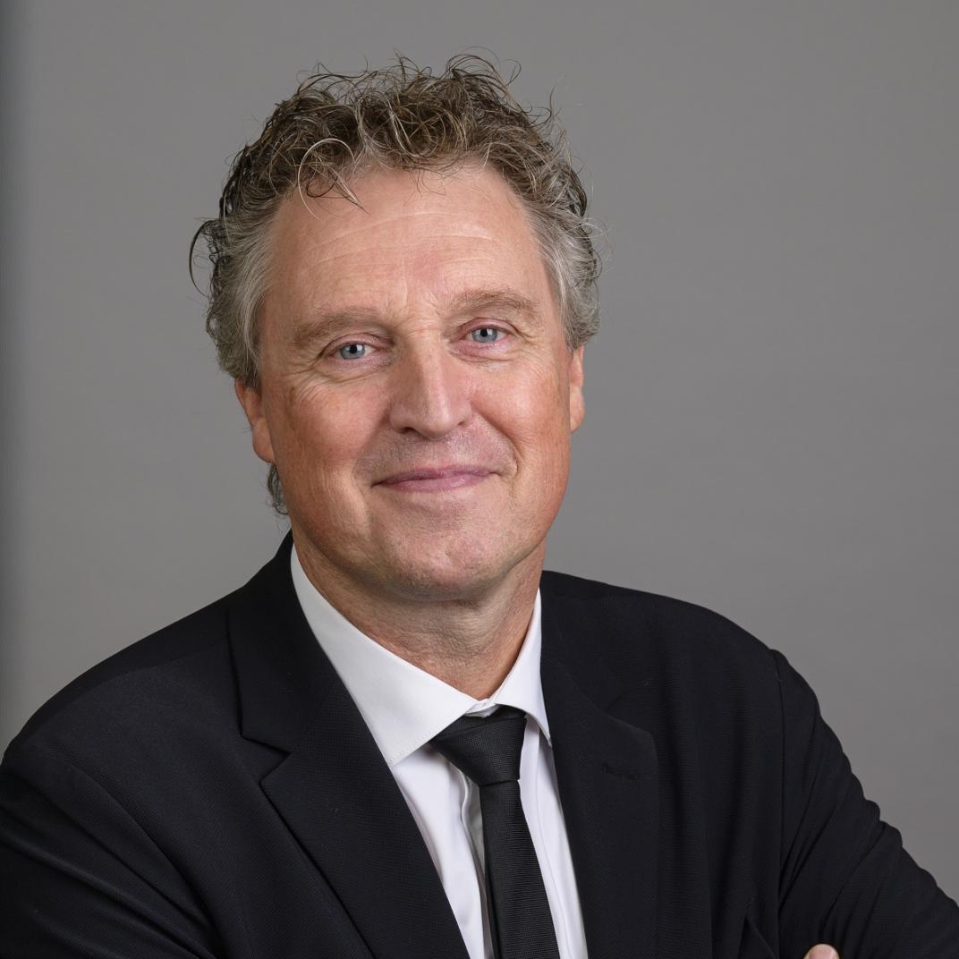 Portretfoto van Frank Leijnse gemeentesecretaris Gemeente Kapelle