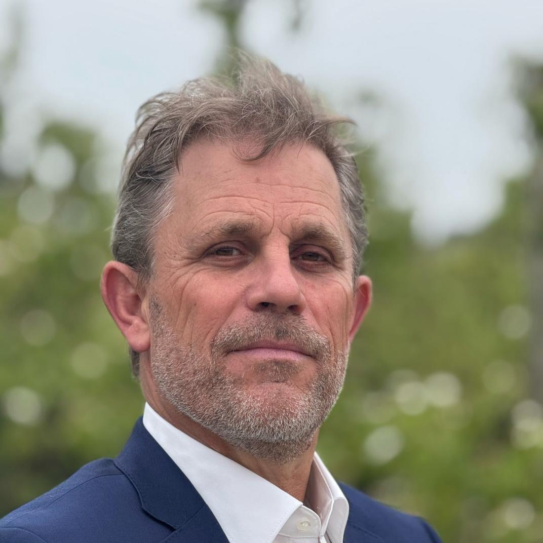 Portretfoto van Bas Feijtel buiten
